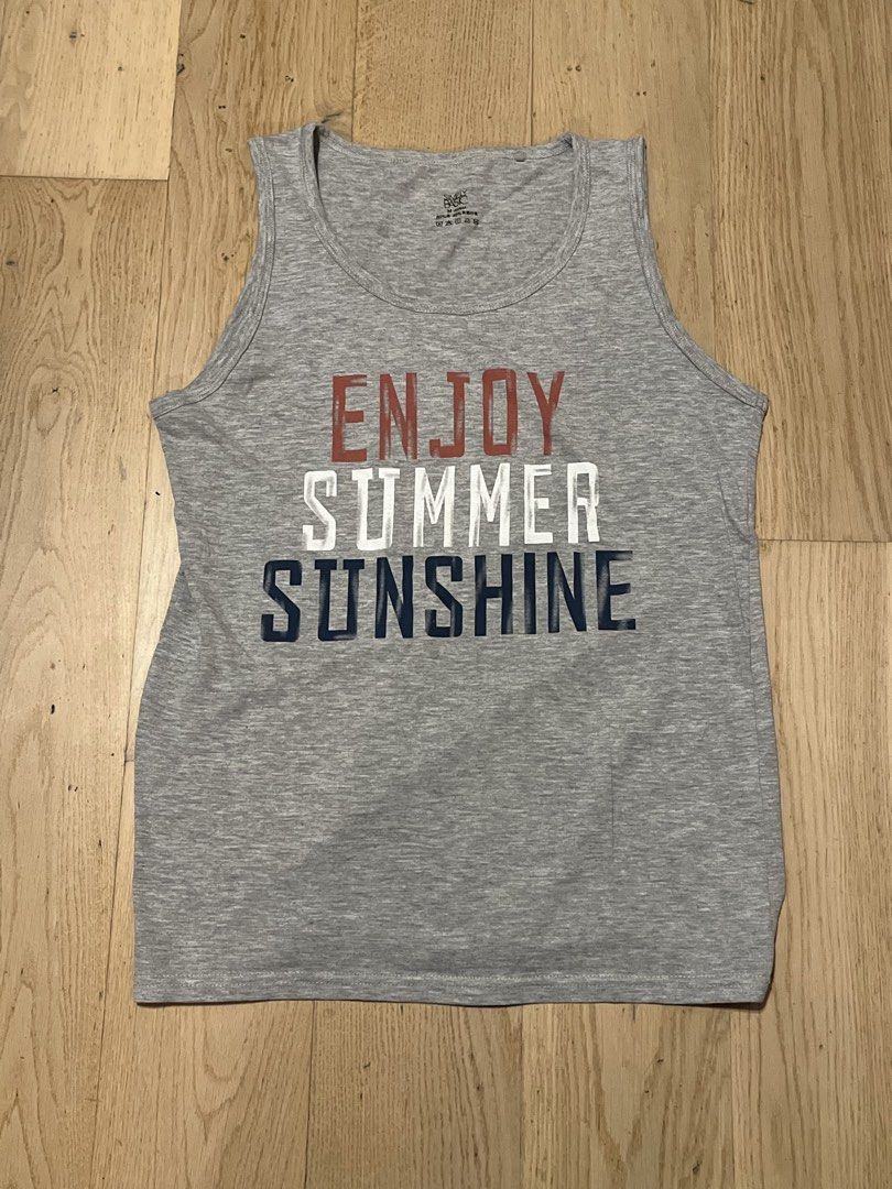 GREY GRAPHIC TANK TOP / 灰色休閒背心 （分類：背心）位於 Hong Kong。 由 bronkey 提交（商品編號 1462621927，圖片 1）。簡介： 狀態如圖 有意PM / DM for further measurements 👍。