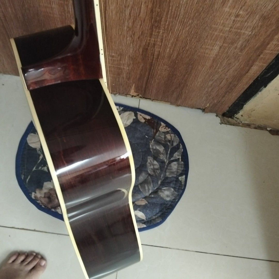 Groove Acoustic Guitar (Category: Musical Instruments) located in San Fernando. Submitted by shanesofi (Listing ID 1462462282, Image 3). Description: - Groove acoustic guitar - Natural wood finish on body and neck - Darker wood accent on the back - Six tuning pegs on the headstock - Ideal for beginners or casual players - Ready for its new owner.
