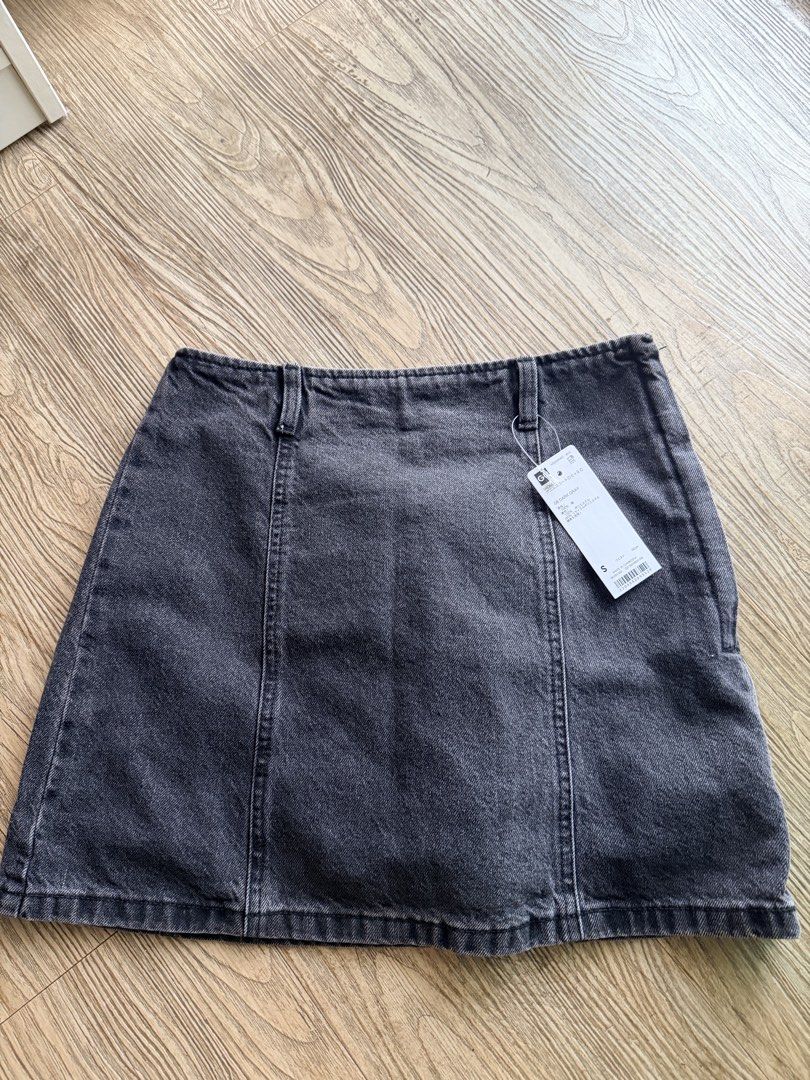 GU Denim Skort - Black (Category: Skirts) located in Pasig City. Submitted by wandererscab_2.0 (Listing ID 1462519081, Image 1). Description: 💯 Original Bought in Tokyo, Japan Size: small MOP: bdo or gcash Shipping c/o the buyer.