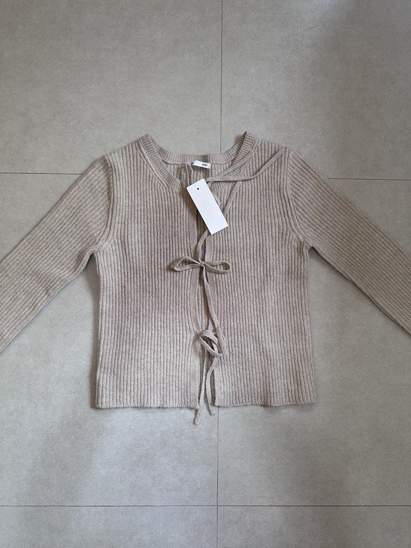 GU Front Ribbon Cardigan (Category: Coats, Jackets and Outerwear) located in Escalante. Submitted by satidayz (Listing ID 1462566516, Image 3). Description: GU Ribbon Cardigan in Beige 𖦹 size small 𖦹 brand new with tag 𖦹 dm me if you want more photos 📍neg. occ., visayas 🚛 j&t, lbc 💵 gcash, maribank 📦 shipping sched: weekends only .