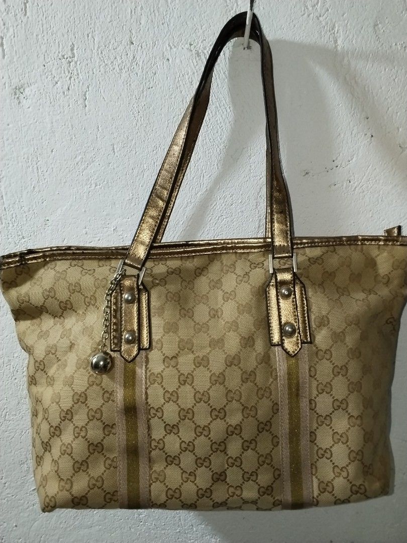 Gucci Tote (Category: Shoulder Bags) located in Cavite. Submitted by bagssection04 (Listing ID 1462603971, Image 1). Description: Gucci tote canvas material large size.