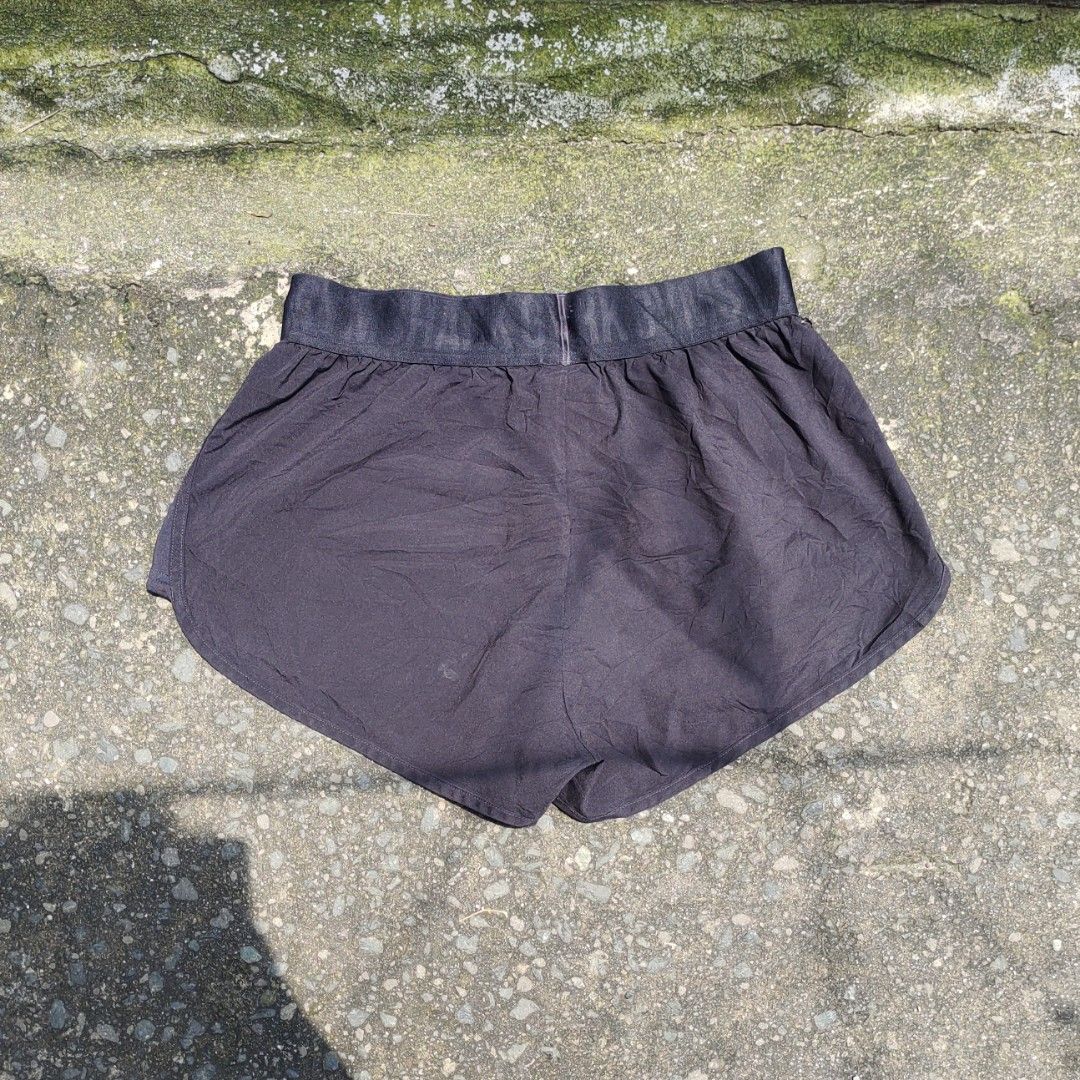GymShark Training Loose Fit Shorts (Category: Shorts) located in Manila. Submitted by cyprus.thrift (Listing ID 1462540806, Image 2). Description: GymShark Shorts good condition need wash +sf dimes: waist 28 length 13 hem 12.5 rise 10.5 issue: loose stitch but already repaired.