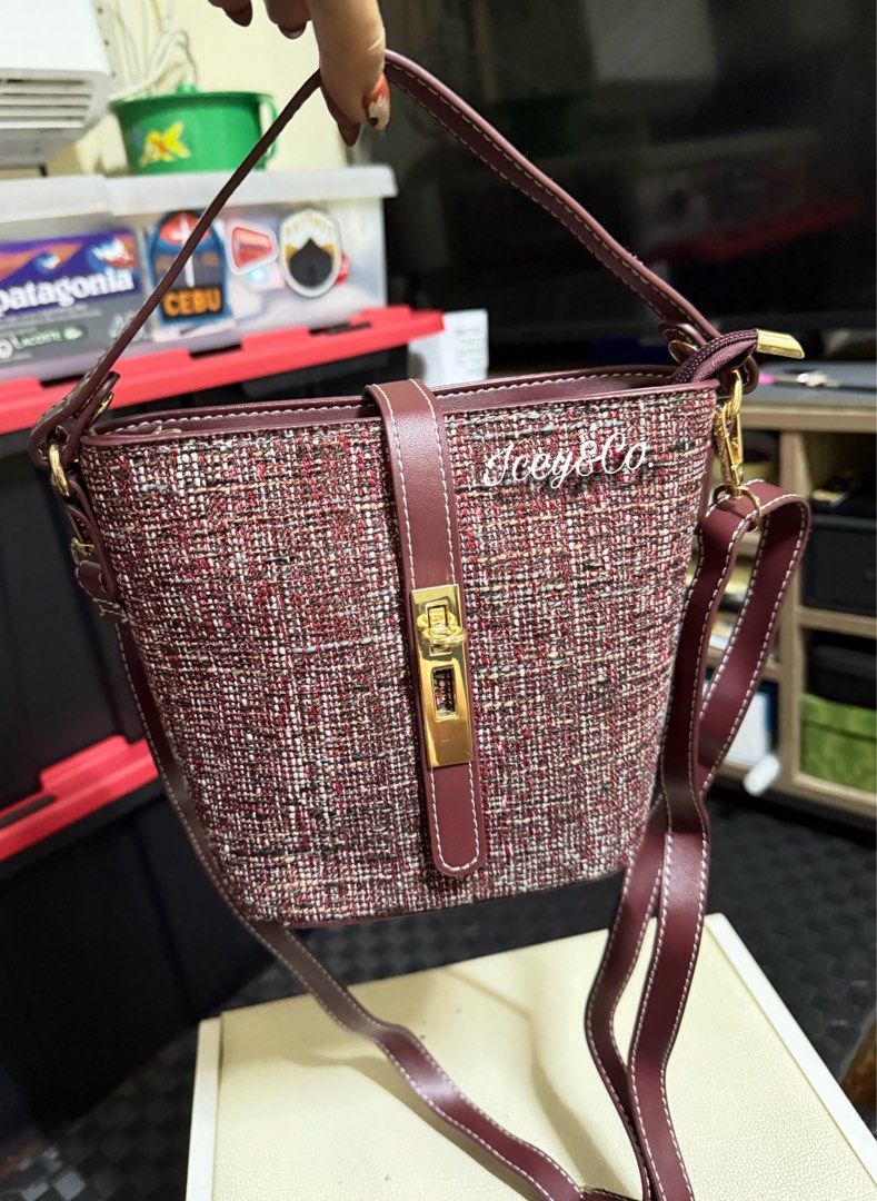 Handbag/Slingbag (Category: Purses & Pouches) located in Manila. Submitted by iceyness1984 (Listing ID 1462550549, Image 3). Description: 🚨 Mine na mga mima! 🚨 🤎 Maroon Handbag/Sling Bag ✨ Ang classy ng color, madaling i-partner sa kahit anong outfit. Perfect for everyday use or pang-event! 💸 ₱420 ONLY! 📦 Ready to ship or pick up. 💬 First to mine, first served. Happy shopping! 🛍️ #wherestylemeetsyourconfidence #iceyandco #BagDeals.