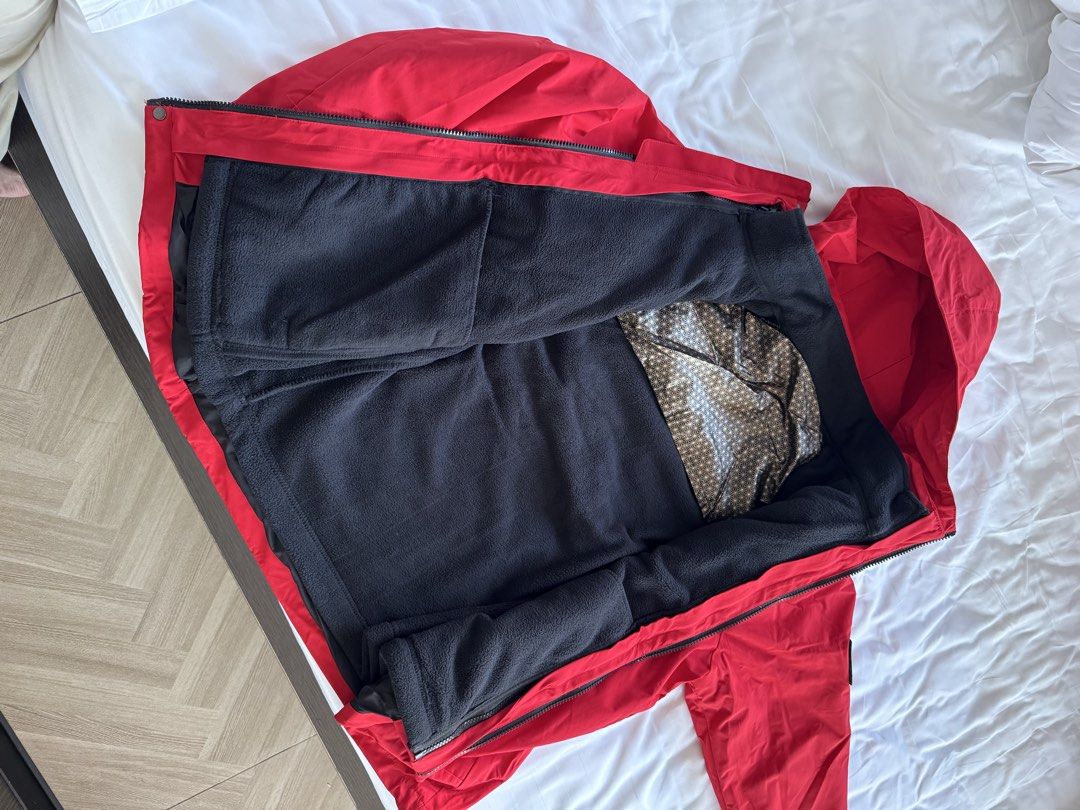 Hard shell jacket (Category: Coats, Jackets and Outerwear) located in Singapore. Submitted by j1along (Listing ID 1462676835, Image 2). Description: Sleeve 84cm. Brand new..