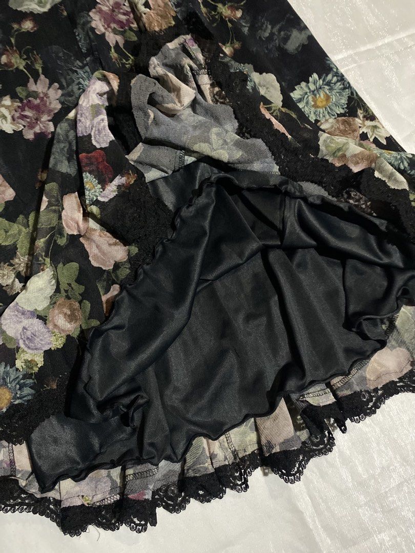 HARMONICA Flowy Lacey Floral Midi Skirt (Category: Skirts) located in Paranaque City. Submitted by kuweefindsmnl (Listing ID 1462604310, Image 3). Description: - Black midi skirt with a beautiful floral print - Flowy silhouette - Lace trim at the hem - Built-in lining for opacity - Waist: 22" - 33" - Length: 23" - Perfect for dressing up or down.