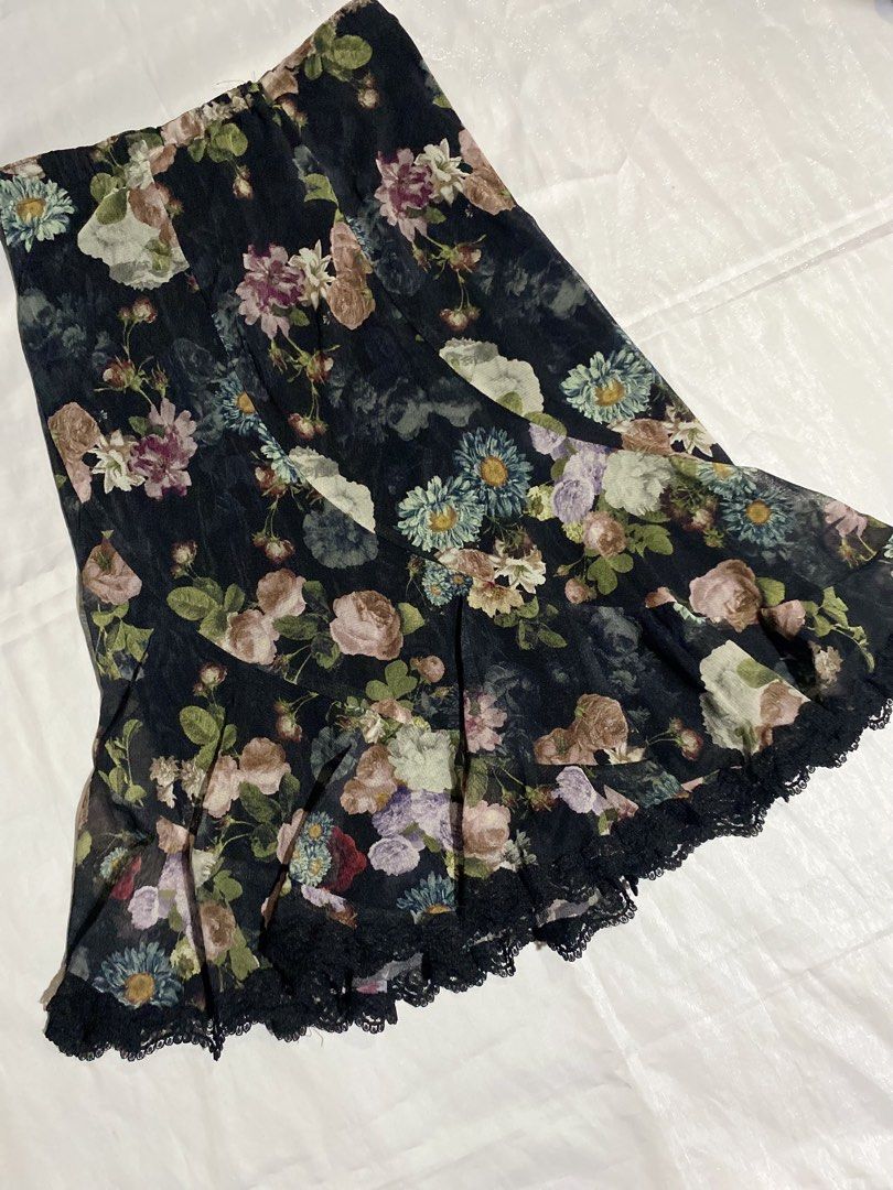 HARMONICA Flowy Lacey Floral Midi Skirt (Category: Skirts) located in Paranaque City. Submitted by kuweefindsmnl (Listing ID 1462604310, Image 2). Description: - Black midi skirt with a beautiful floral print - Flowy silhouette - Lace trim at the hem - Built-in lining for opacity - Waist: 22" - 33" - Length: 23" - Perfect for dressing up or down.