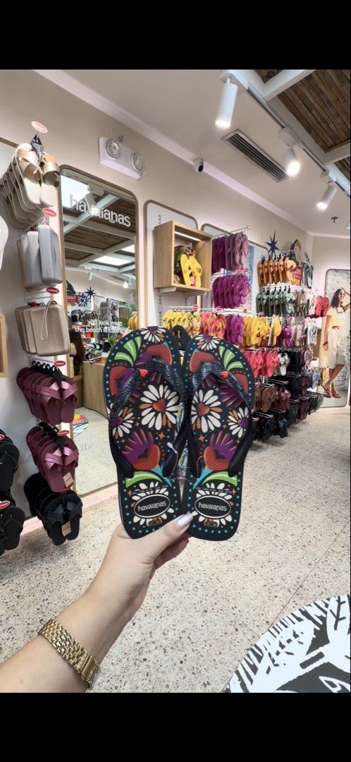 Havaianas Slipper top begonia (Category: Slippers and slides) located in Santa Rosa. Submitted by ninjalei (Listing ID 1462504093, Image 2). Description: - Brand: Havaianas - Model: Top Begonia - Design: Vibrant floral and hand motifs - Style: Casual flip-flops - Authentic and comfortable.