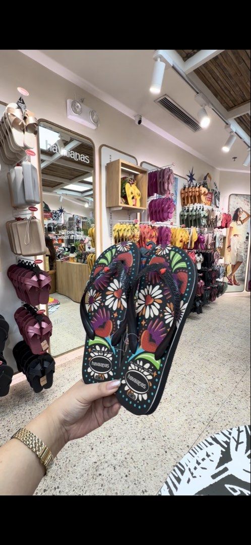 Havaianas Slipper top begonia (Category: Slippers and slides) located in Santa Rosa. Submitted by ninjalei (Listing ID 1462504093, Image 1). Description: - Brand: Havaianas - Model: Top Begonia - Design: Vibrant floral and hand motifs - Style: Casual flip-flops - Authentic and comfortable.