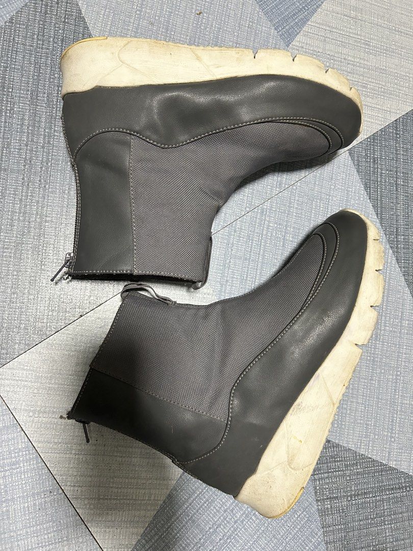 Hawkins Gray Fur Lined Boots (Category: Boots) located in Quezon City. Submitted by jjsurplus_23 (Listing ID 1462639592, Image 3). Description: 24-24.5cm insole Made in Myanmar.