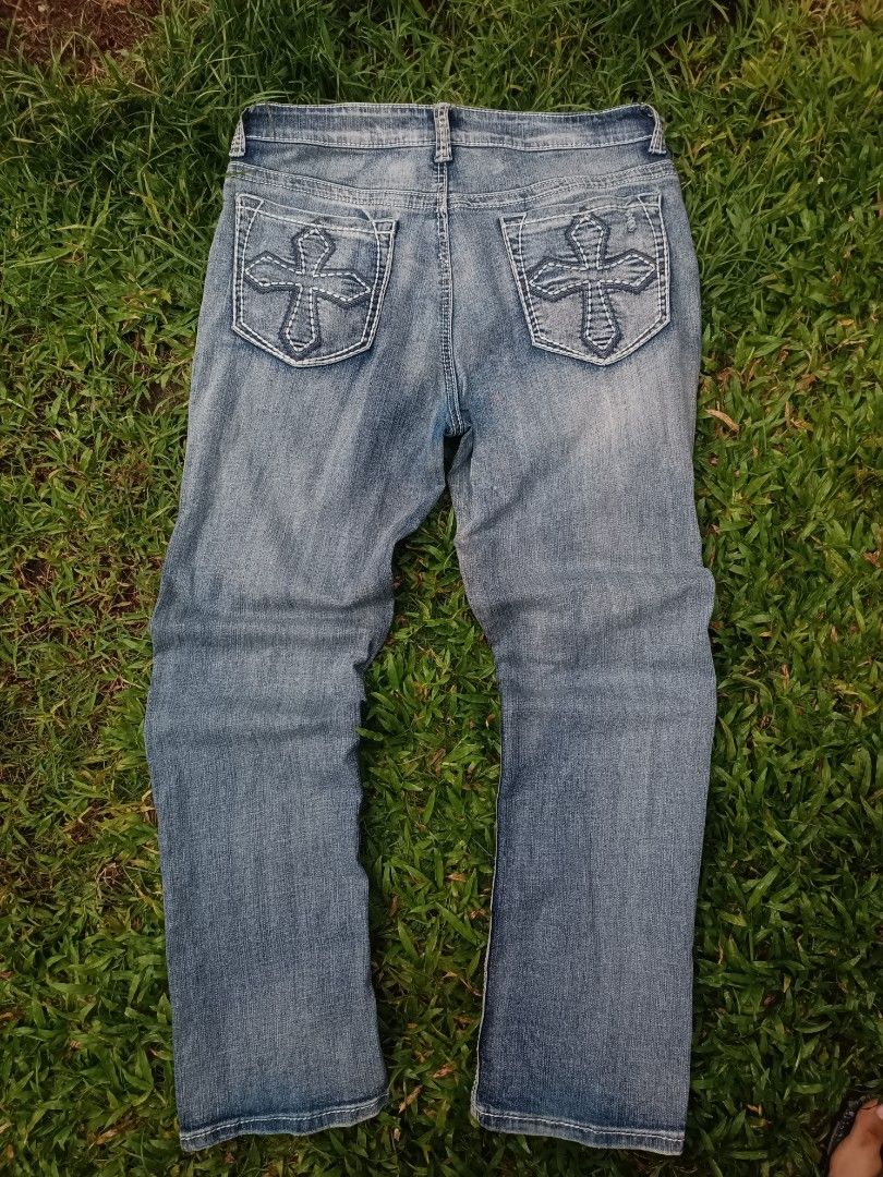 Helix Slim Straight (Category: Jeans) located in Manila. Submitted by gianmarcot58373 (Listing ID 1462547591, Image 1). Description: Helix waist- 34 length -42 leg opening- 8 .