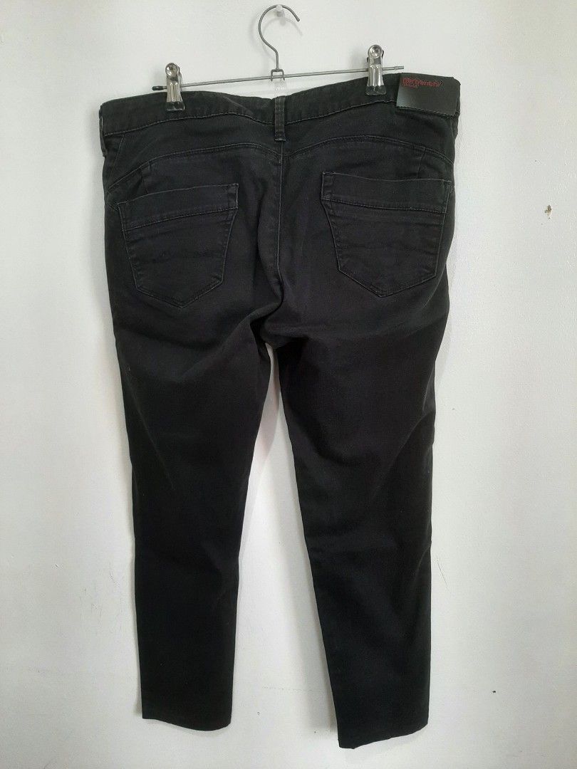 Herbench chinos (Category: Jeans) located in Las Pinas. Submitted by cj_e06 (Listing ID 1462447932, Image 2). Description: Herbench black chinos waist 30 inches.