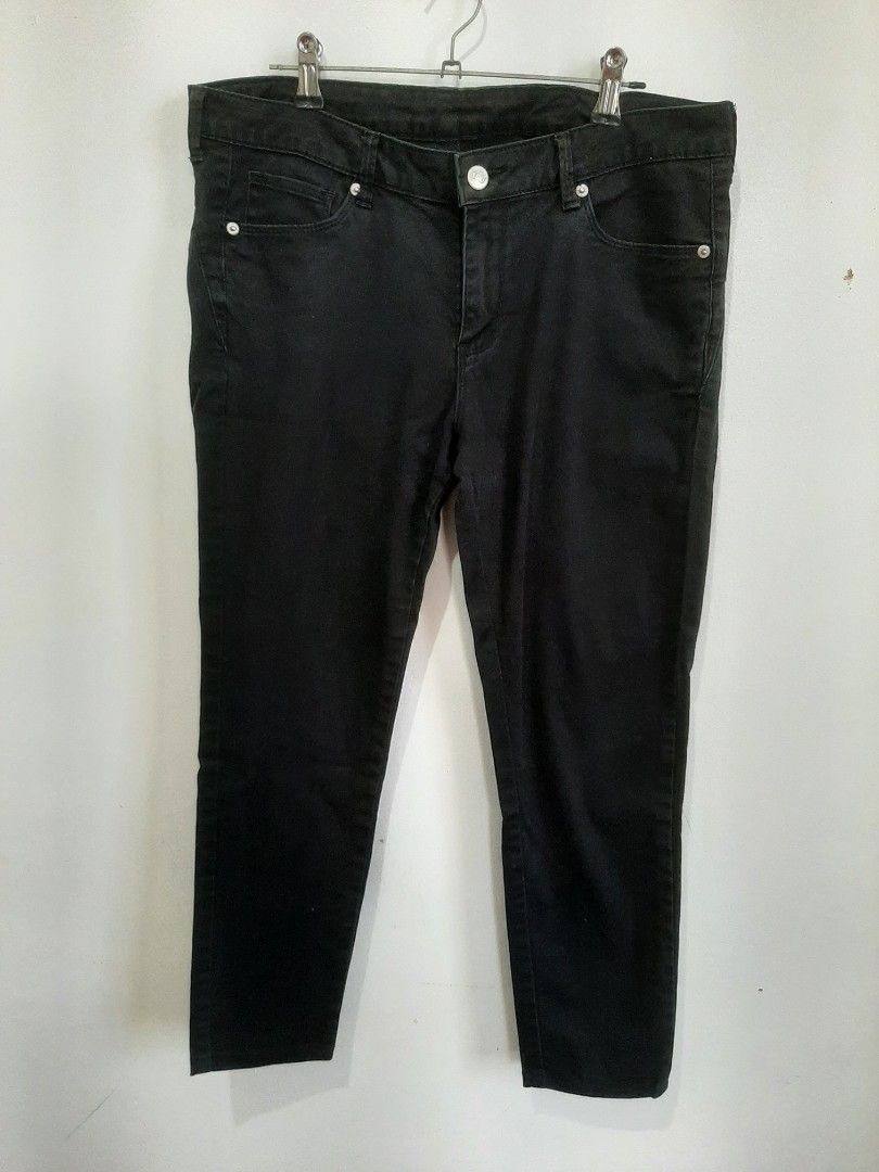 Herbench chinos (Category: Jeans) located in Las Pinas. Submitted by cj_e06 (Listing ID 1462447932, Image 1). Description: Herbench black chinos waist 30 inches.