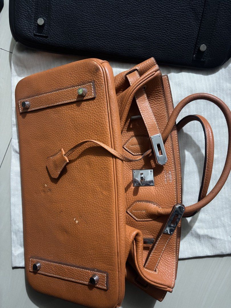 Hermes birkin bag (Category: Luxury Bags & Wallets) located in Manila. Submitted by kingblaize (Listing ID 1462639389, Image 3). Description: It features the signature Birkin silhouette with a foldover flap, dual rolled top leather handles, and a horizontal leather belt strap.