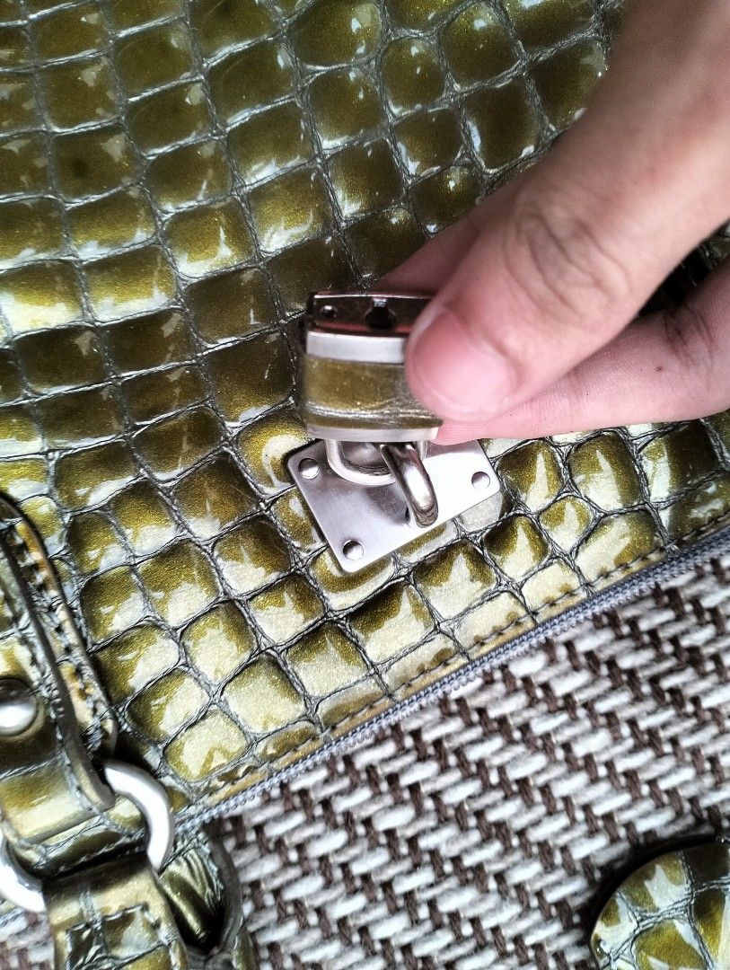 HERMES VIBES SHOULDER BAG (Category: Luxury Bags & Wallets) located in Manila. Submitted by aize2thrft (Listing ID 1462490566, Image 2). Description: HERMES VIBES NOT TOTALLY (HERMES) LIKE NEW MINIMAL ISSUE ONLY.