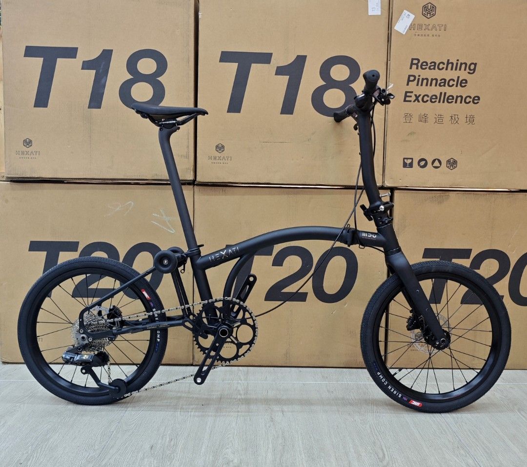 Hexati 海科鈦 T20 黑色 鈦合金三摺 （分類：單車）位於 Hong Kong。 由 mkeebike_tai_wai 提交（商品編號 1462535749，圖片 1）。簡介： Hexati 海科鈦T20 藍圖電變版本 ✨零售價 HKD$22500 ✨ Mbike影片介紹。 https://youtu.be/iOxnkrzYbSk?si=DhuVyFwE70IBh7Q0 基本Spec. 鈦合金車架 鈦合金後叉 鈦合金前叉扣 碳纖維座管 碳纖維前叉 碳纖維頭柱 碳纖維橫把31.8 碳底座位 藍圖油煞 藍圖電變11速 11-32T飛輪 DCCH 52T中空餅 20寸406鋁合金輪組 （筒軸 100/142mm） 日本 IRC 20*1.75 呔 重量：約9.2kg（不連腳踏計算） 摺疊尺寸：約 高65*長70*厚38cm 以上規格僅供參考。 一切以最新到貨批次為准。。