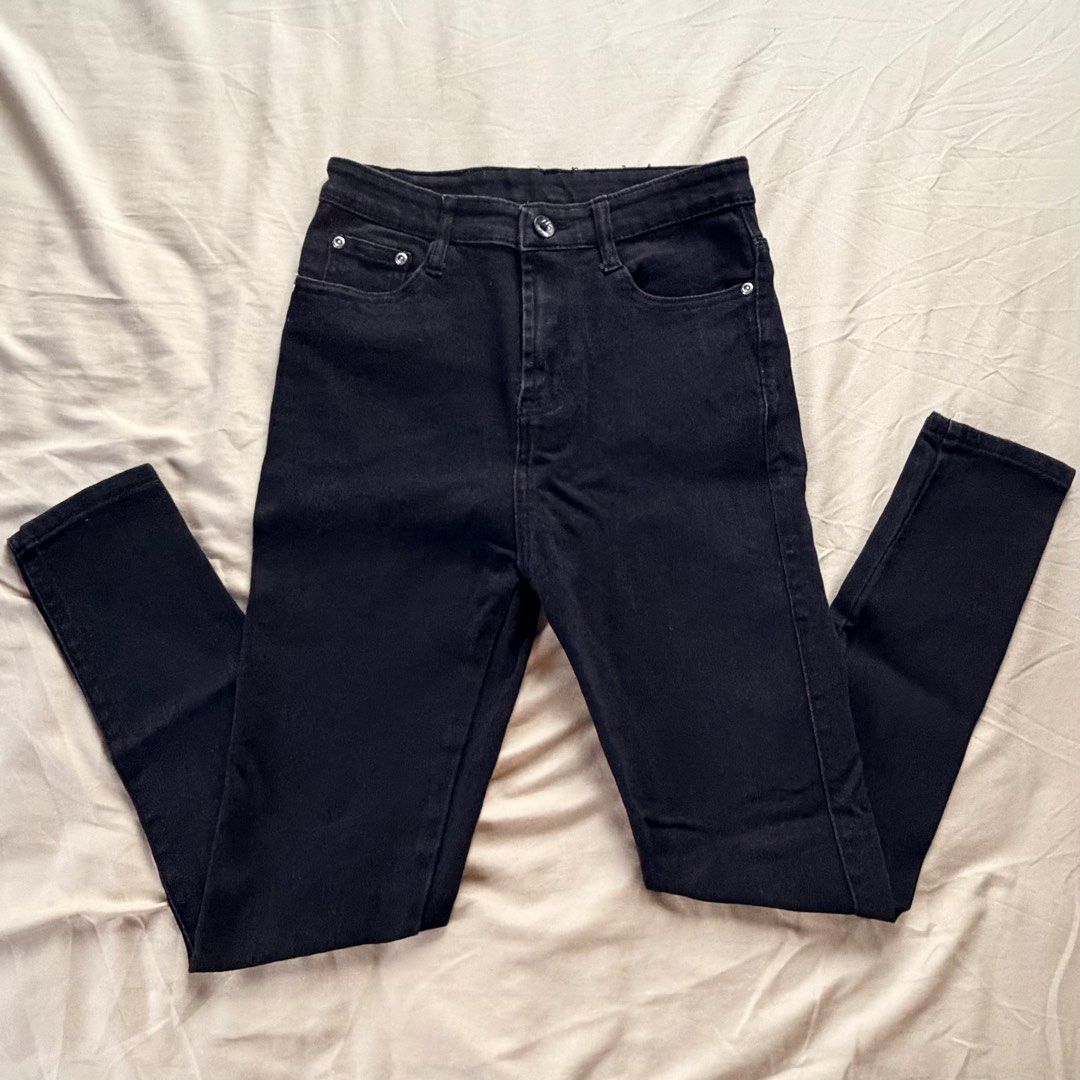 High Waist Black Denim Jeans 27” (Category: Jeans) located in Tabaco. Submitted by shae_3 (Listing ID 1462502834, Image 1). Description: - Size: 27 inches - Length: 36 inches - Classic black JAG denim jeans - High-waisted fit - Straight leg cut - Button and zip closure - Two front and two back pockets - Versatile for everyday wear.
