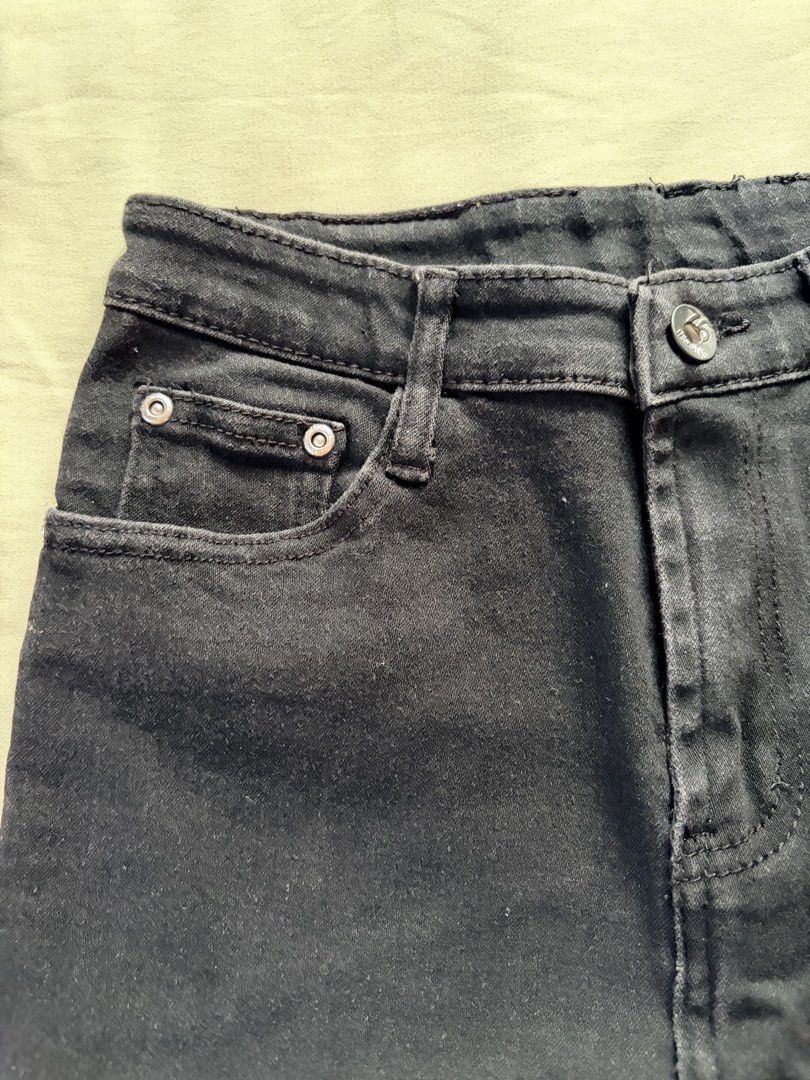 High Waist Black Denim Jeans 27” (Category: Jeans) located in Tabaco. Submitted by shae_3 (Listing ID 1462502834, Image 2). Description: - Size: 27 inches - Length: 36 inches - Classic black JAG denim jeans - High-waisted fit - Straight leg cut - Button and zip closure - Two front and two back pockets - Versatile for everyday wear.
