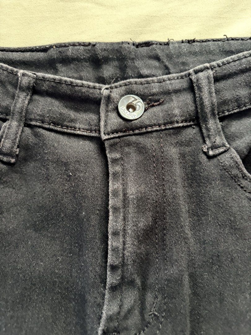 High Waist Black Denim Jeans 27” (Category: Jeans) located in Tabaco. Submitted by shae_3 (Listing ID 1462502834, Image 3). Description: - Size: 27 inches - Length: 36 inches - Classic black JAG denim jeans - High-waisted fit - Straight leg cut - Button and zip closure - Two front and two back pockets - Versatile for everyday wear.