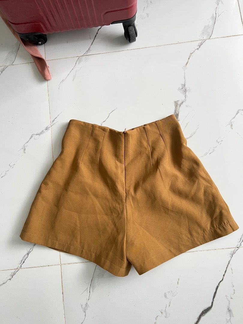High Waisted Pleated High quality Shorts (Category: Shorts) located in Baguio. Submitted by pureearth.5f1c08 (Listing ID 1462559537, Image 1). Description: - Chic brown high-waisted shorts - Size 26-28 - Elegant pleated front detail - Secure back zipper closure - Estimated size: Medium - Perfect for dressing up or down - Comfortable and stylish fit.