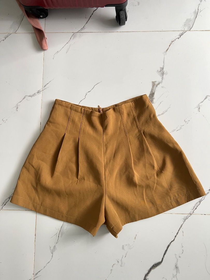 High Waisted Pleated High quality Shorts (Category: Shorts) located in Baguio. Submitted by pureearth.5f1c08 (Listing ID 1462559537, Image 2). Description: - Chic brown high-waisted shorts - Size 26-28 - Elegant pleated front detail - Secure back zipper closure - Estimated size: Medium - Perfect for dressing up or down - Comfortable and stylish fit.