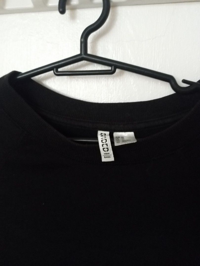 H&M Basic Black Long Sleeve Sweatshirt (Category: Longsleeves) located in Marikina City. Submitted by airapreloved091826 (Listing ID 1462468955, Image 2). Description: - H&M Basic black long sleeve sweatshirt - Simple and versatile design - Perfect for layering or wearing solo - Effortlessly matches any outfit - Comfortable for daily use.