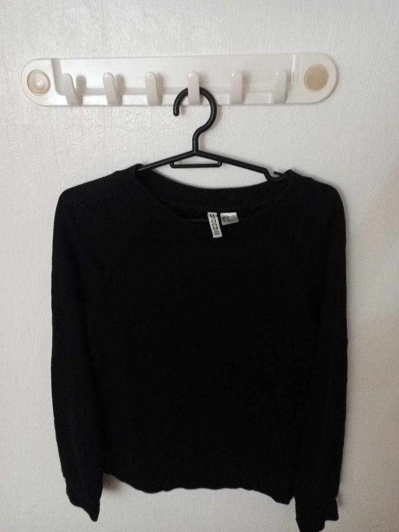 H&M Basic Black Long Sleeve Sweatshirt (Category: Longsleeves) located in Marikina City. Submitted by airapreloved091826 (Listing ID 1462468955, Image 1). Description: - H&M Basic black long sleeve sweatshirt - Simple and versatile design - Perfect for layering or wearing solo - Effortlessly matches any outfit - Comfortable for daily use.