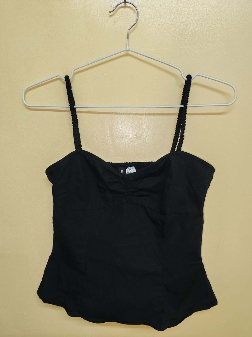 H&M Body Hugging Black Sleeveless Top (Category: Sleeveless) located in Alburquerque. Submitted by chelseyywz (Listing ID 1462596022, Image 2). Description: can fit xs-s. body hugging and classy top ✨.