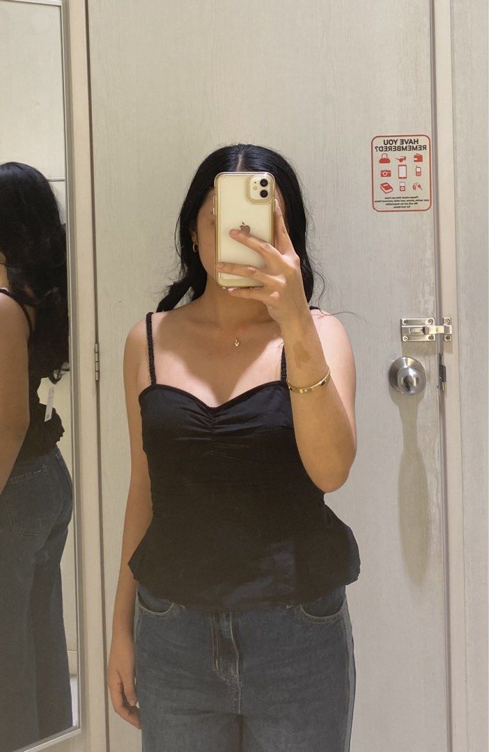 H&M Body Hugging Black Sleeveless Top (Category: Sleeveless) located in Alburquerque. Submitted by chelseyywz (Listing ID 1462596022, Image 1). Description: can fit xs-s. body hugging and classy top ✨.