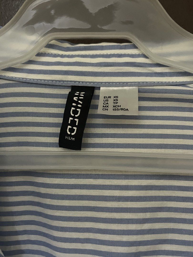H&M Cropped Stripes Long Sleeves (Category: Longsleeves) located in Manila. Submitted by chreestn (Listing ID 1462611654, Image 2). Description: - Blue & White Stripes - Size: XS - Cropped - Brand: H&M.