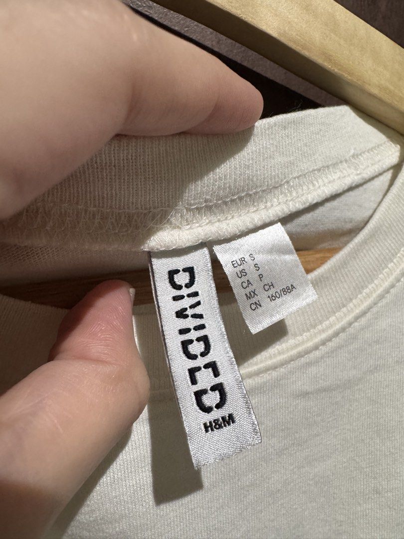 H&M Divided ROME printed tshirt (Category: Shirts) located in Valenzuela. Submitted by shop.spark.joy (Listing ID 1462583596, Image 2). Description: L- 21 in W- 18 in.