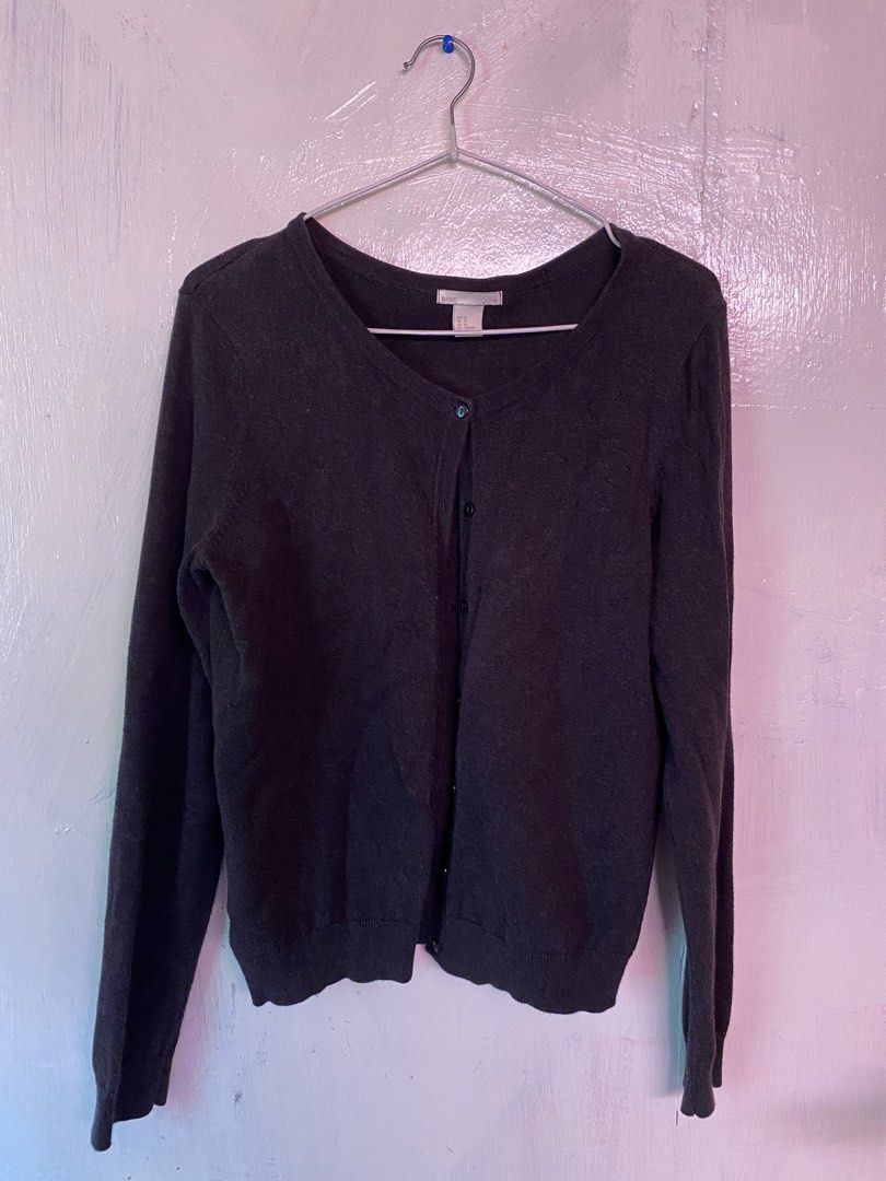 H&M Basic Fine-knitted cardigan (M) (Category: Longsleeves) located in Tuguegarao City. Submitted by ggclo5et (Listing ID 1462515326, Image 1). Description: Dark gray knitted cardigan Can fit XS-M With minimal lints.
