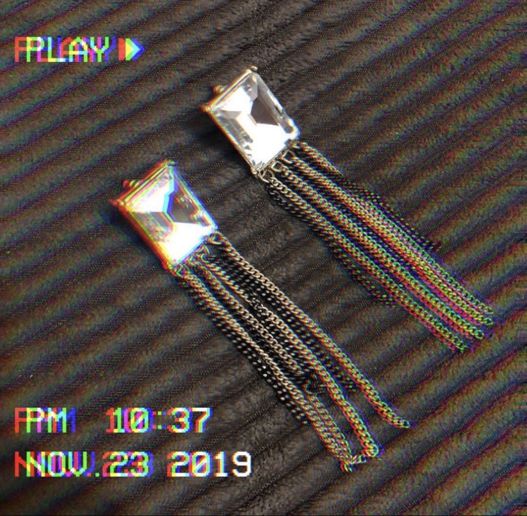 H&M Gold & Black Dangling Earrings (Category: Earrings) located in Manila. Submitted by erlaien.ph (Listing ID 1462512646, Image 1). Description: 🏷 BUY NOW: great for fashion & events! Includes: - Earrings - Jewelry box 🧺 RFS: no longer used 🛒 Payment method: GCASH/BANK 📦 Shipping: LALAMOVE or GRAB PM ME FOR MORE INQUIRIES 💌 Check out my profile for other great offers & nice stuffs! Follow me for more!.