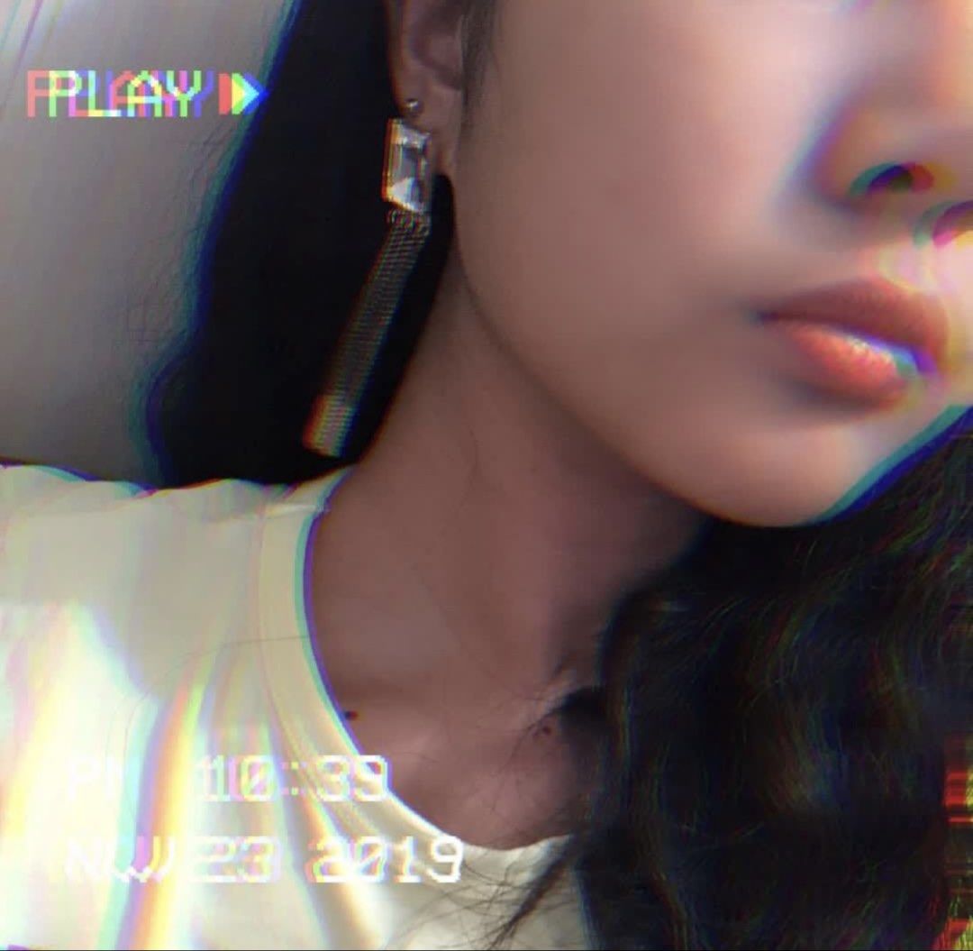 H&M Gold & Black Dangling Earrings (Category: Earrings) located in Manila. Submitted by erlaien.ph (Listing ID 1462512646, Image 2). Description: 🏷 BUY NOW: great for fashion & events! Includes: - Earrings - Jewelry box 🧺 RFS: no longer used 🛒 Payment method: GCASH/BANK 📦 Shipping: LALAMOVE or GRAB PM ME FOR MORE INQUIRIES 💌 Check out my profile for other great offers & nice stuffs! Follow me for more!.