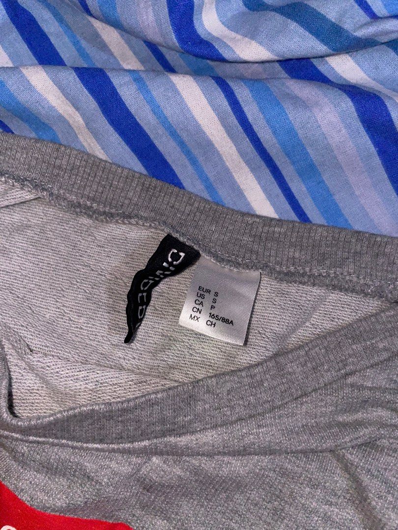 H&M Gray Cropped Sweater (Category: Longsleeves) located in Makati City. Submitted by fashionangel.222 (Listing ID 1462638236, Image 2). Description: - Grey cropped sweatshirt by H&M - Long sleeves - So comfy! Cute for dancing or athleisure.
