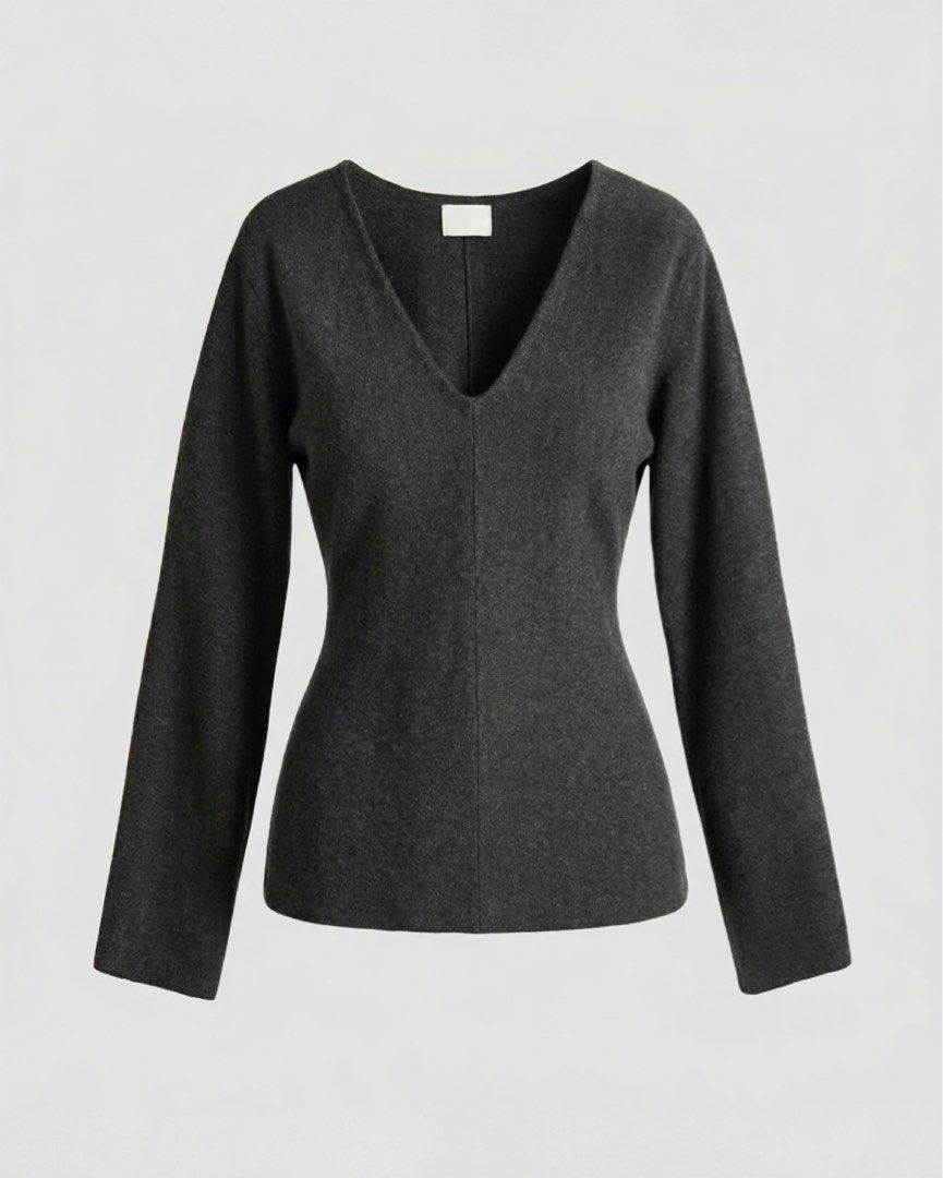 H&M Gray Vneck Knit Sweatshirt (Category: Longsleeves) located in Manila. Submitted by shaeshops (Listing ID 1461243462, Image 1). Description: original price: ₱999 never been used .