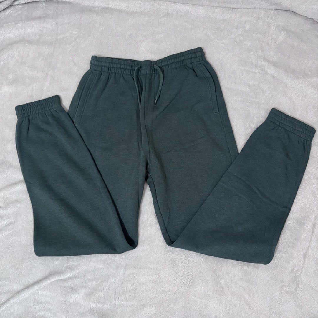 H&M Green Sweatpants (Category: Other Bottoms) located in Cainta. Submitted by nicnicbg (Listing ID 1462505343, Image 1). Description: .