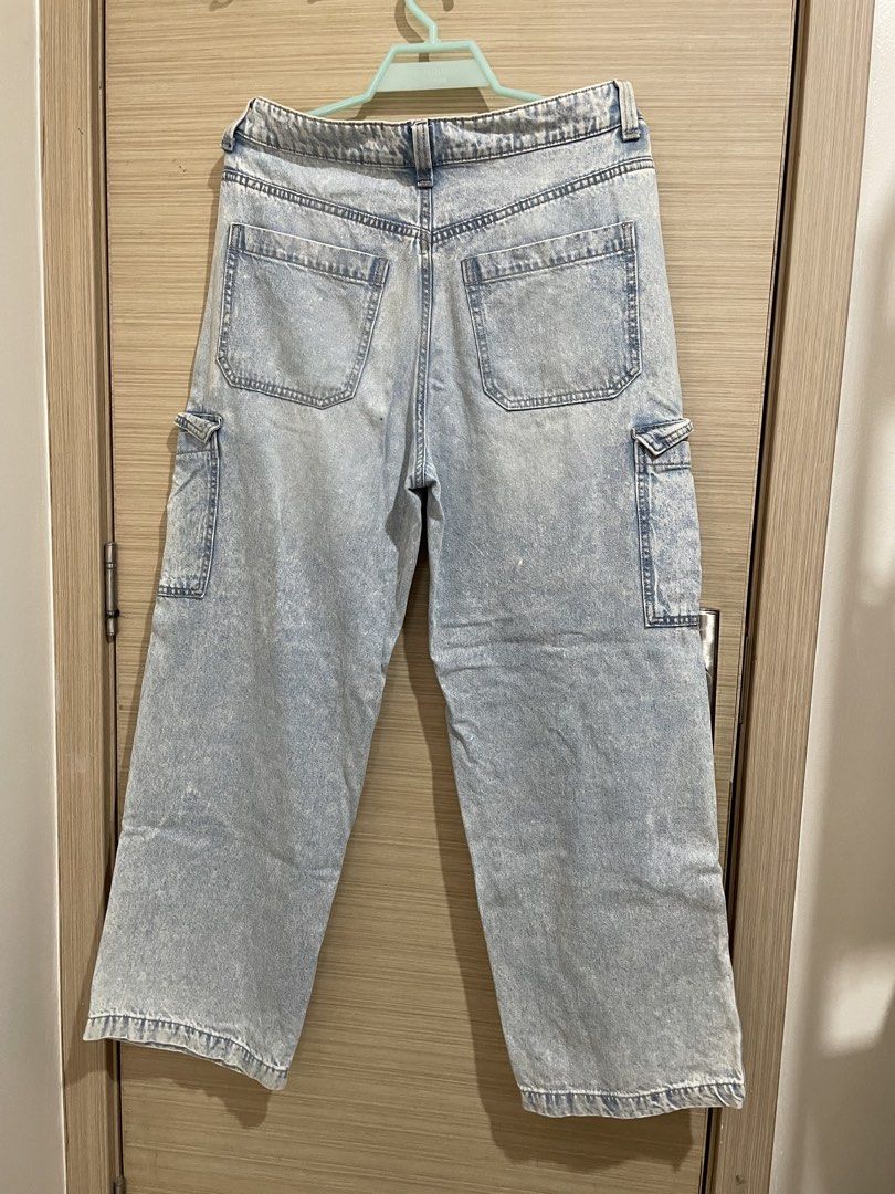 H&M light wash denim cargo jeans (Category: Jeans) located in Manila. Submitted by bea_blkthrn (Listing ID 1462517342, Image 2). Description: h&m divided check tag for size reference light wash denim jeans cargo style with leg pockets 📍manila shipping via ggx/grab/lalamove *sf must be shouldered by buyer.