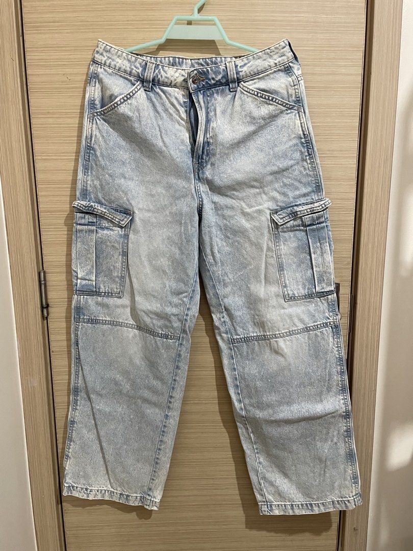 H&M light wash denim cargo jeans (Category: Jeans) located in Manila. Submitted by bea_blkthrn (Listing ID 1462517342, Image 1). Description: h&m divided check tag for size reference light wash denim jeans cargo style with leg pockets 📍manila shipping via ggx/grab/lalamove *sf must be shouldered by buyer.
