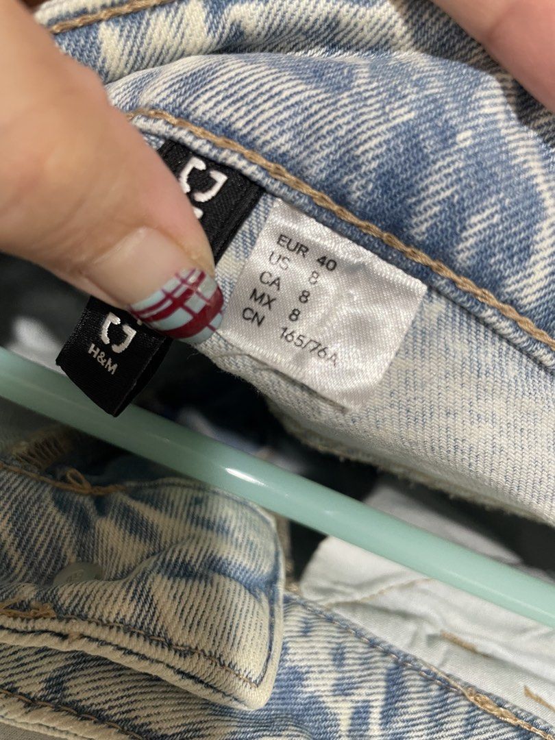 H&M light wash denim cargo jeans (Category: Jeans) located in Manila. Submitted by bea_blkthrn (Listing ID 1462517342, Image 3). Description: h&m divided check tag for size reference light wash denim jeans cargo style with leg pockets 📍manila shipping via ggx/grab/lalamove *sf must be shouldered by buyer.