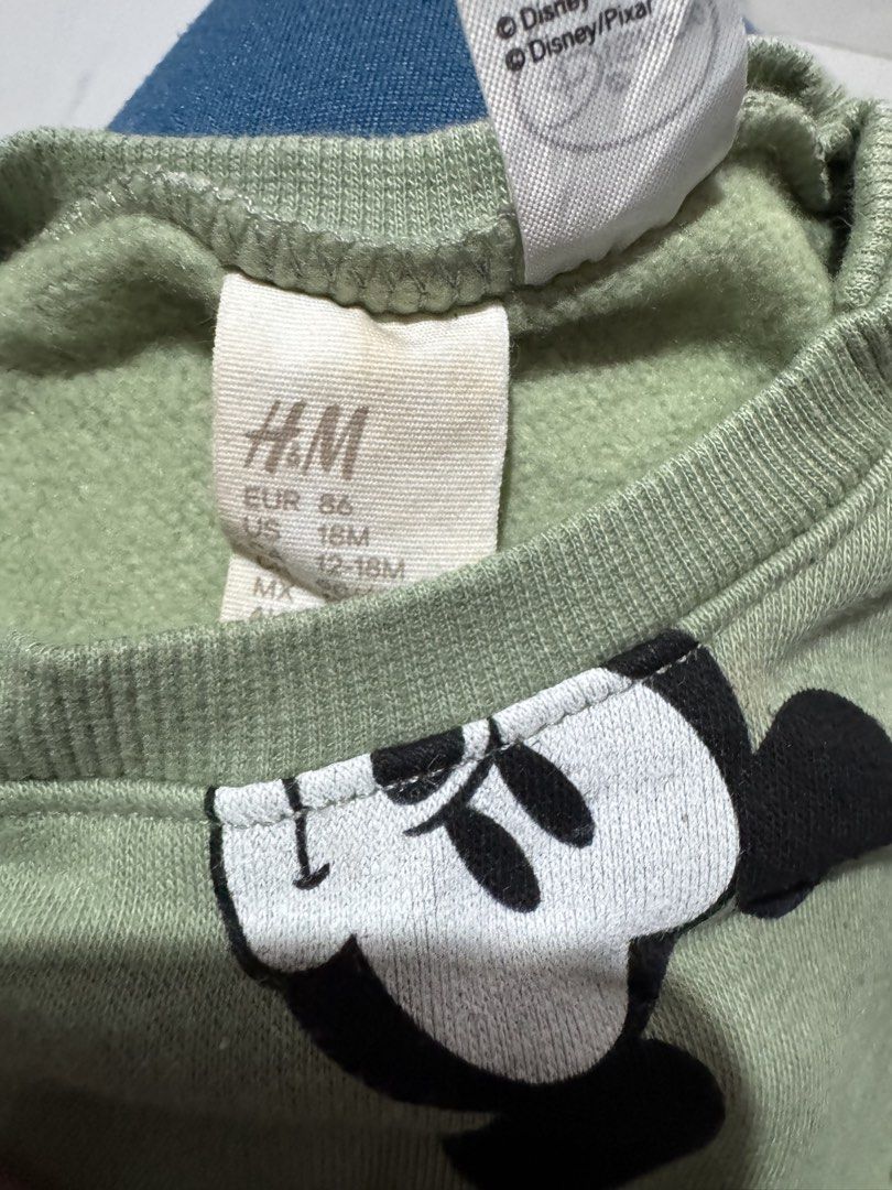 H&M Mickey Mouse Sweatshirt 12-18 Months (Category: Longsleeves) located in Pasay City. Submitted by szepter (Listing ID 1462455752, Image 2). Description: - Green H&M sweatshirt - Fun all-over Mickey Mouse print - Long sleeves, crew neck - Size: 12-18 months - Soft and comfy for everyday wear - Ideal for little Disney fans.
