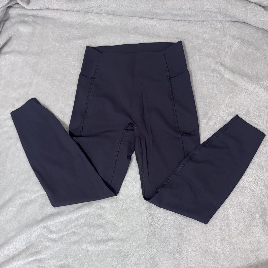H&M Navy Blue Leggings (Category: Activewear) located in Cainta. Submitted by nicnicbg (Listing ID 1462501492, Image 1). Description: .