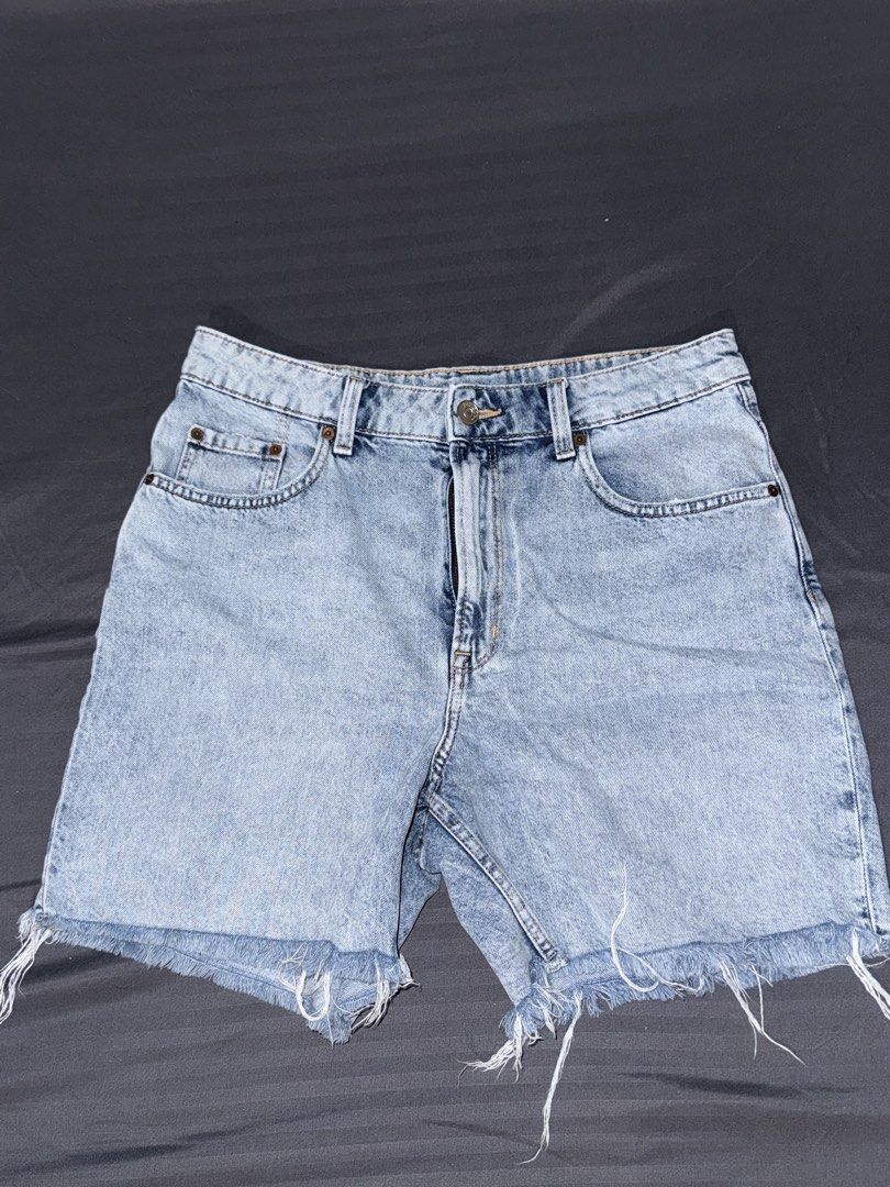 H&M Raw Denim Shorts (Category: Shorts) located in San Pedro. Submitted by trxfy (Listing ID 1462453906, Image 1). Description: .
