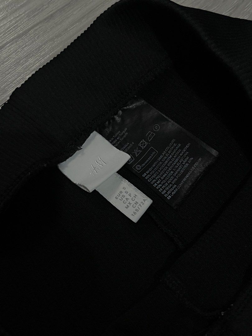 H&M Ribbed Black Leggings Size S (Category: Other Bottoms) located in Quezon City. Submitted by _patwishaa (Listing ID 1462551213, Image 1). Description: - Brand: H&M - Color: Black - Style: Ribbed Leggings - Size: S - Material: 95% Polyester, 5% Elastane - Origin: Made in Turkey 📍Cubao Delivery thru lalamove or j&t Meet Up: Gateway mall / Ali Mall.