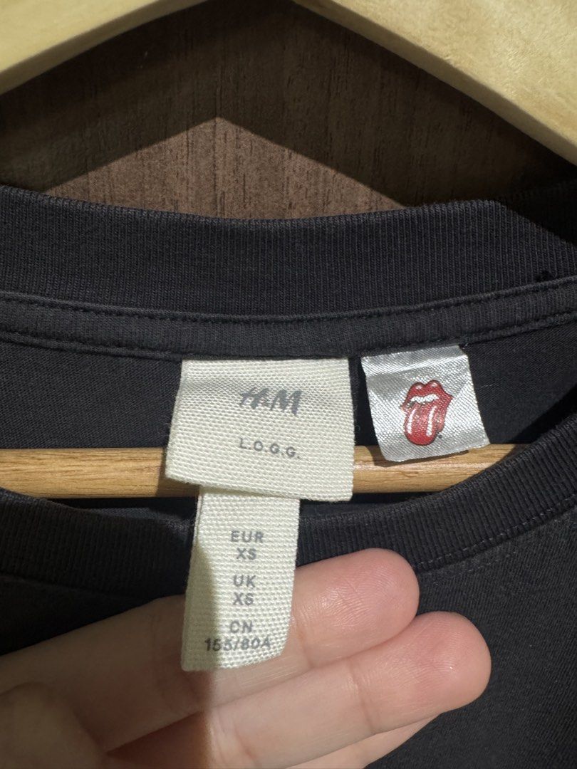 H&M The Rolling Stones gray tshirt (Category: Shirts) located in Valenzuela. Submitted by shop.spark.joy (Listing ID 1462668874, Image 2). Description: L- 20 W- 17 in.