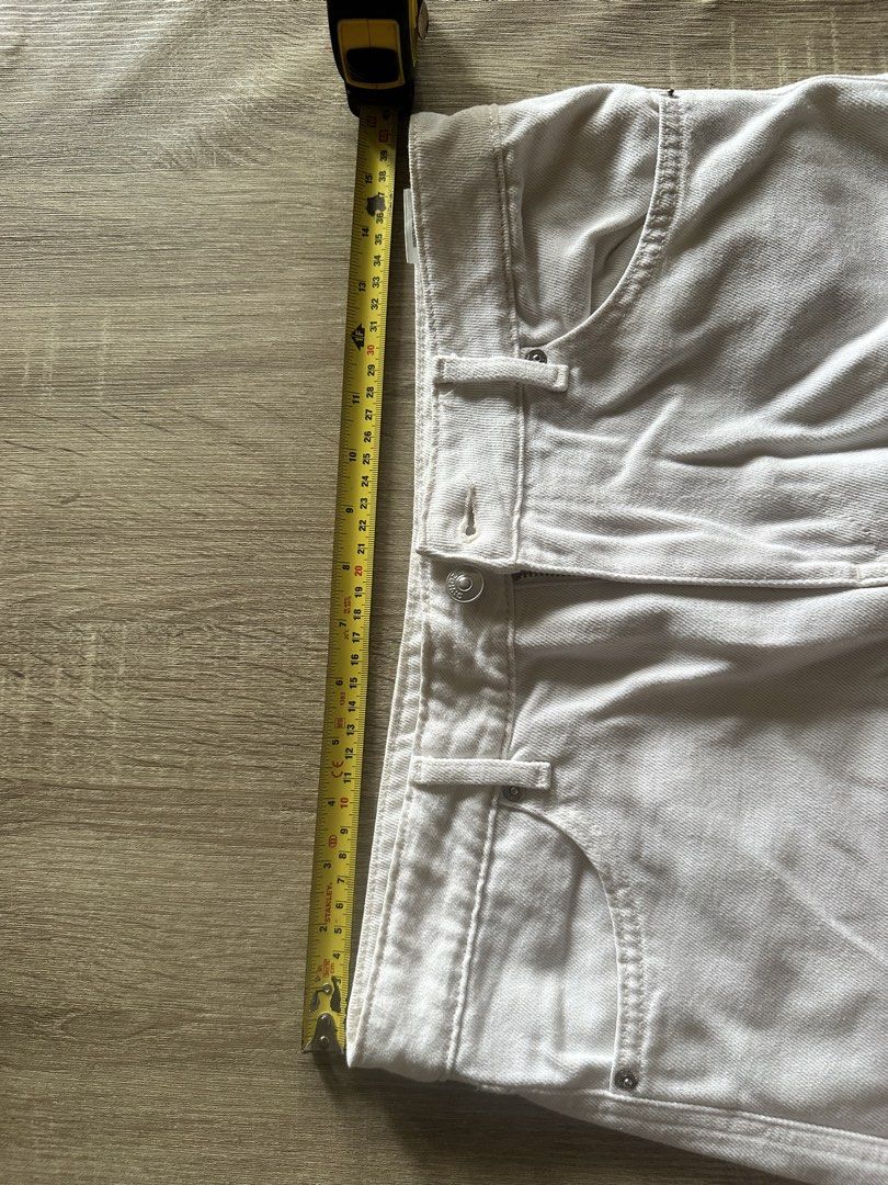 H&M white cargo shorts (Category: Shorts) located in Cainta. Submitted by thingsfromerika (Listing ID 1462473511, Image 3). Description: - Stylish brown tote bag - Durable canvas material - Spacious interior - Classic and versatile design.