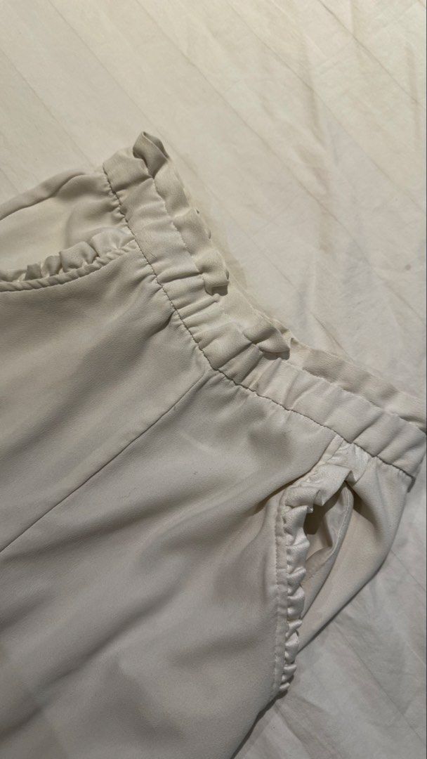H&M white flowy culottes (garterized) (Category: Other Bottoms) located in Muntinlupa City. Submitted by champange101 (Listing ID 1462465094, Image 2). Description: Pre loved! Size shown in photo No when worn photos Check out my other listings! ✨💗.