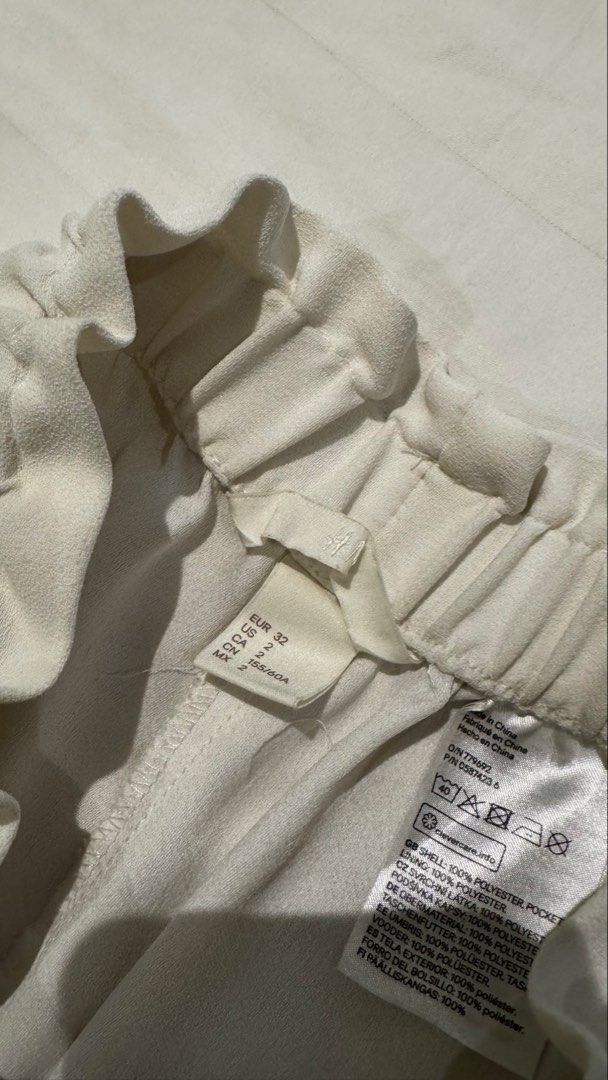 H&M white flowy culottes (garterized) (Category: Other Bottoms) located in Muntinlupa City. Submitted by champange101 (Listing ID 1462465094, Image 3). Description: Pre loved! Size shown in photo No when worn photos Check out my other listings! ✨💗.