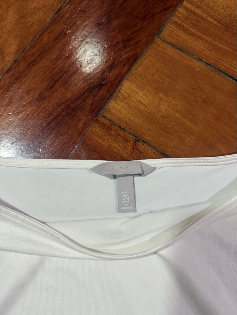 H&M White Sleeveless Top in L (Category: Sleeveless) located in Carmona. Submitted by prelovedbyallia (Listing ID 1462645099, Image 3). Description: H&M White Sleeveless Top • Size: L • Has a slightly fitted waist design but flares out • RFS: just in my closet! too big on me too MOP: BPI, BDO or GCash MOD: J&T or Lalamove Thank you 🩷.