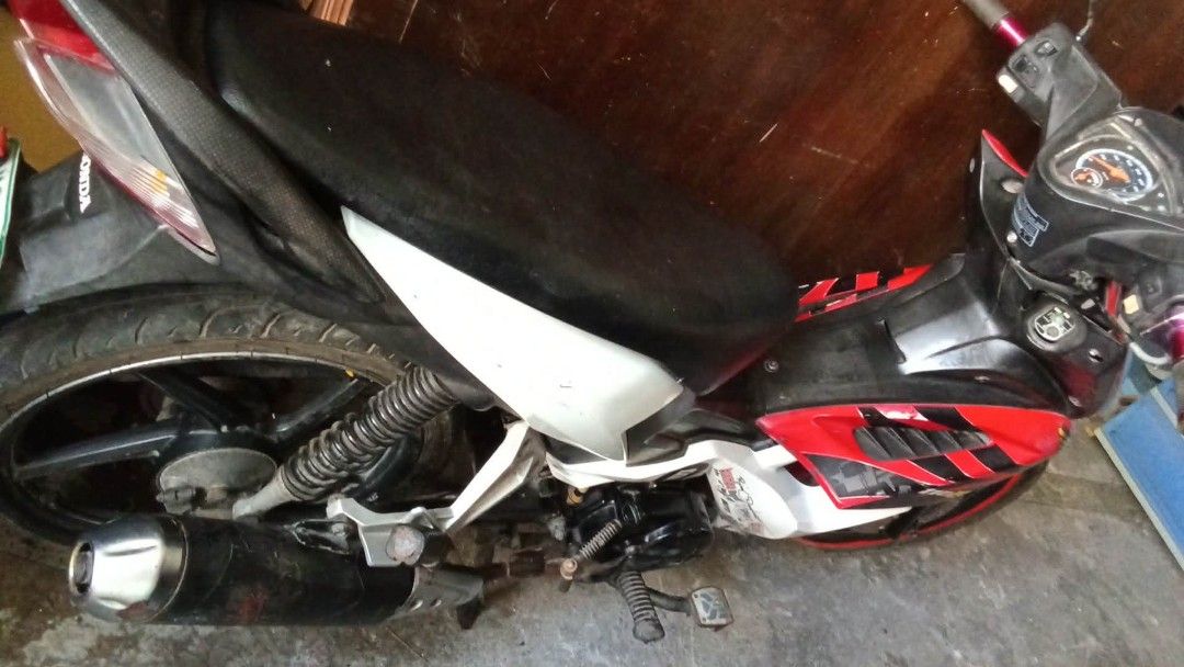HONDA WAVE (Category: Motorbikes for Sale) located in Santa Cruz. Submitted by ann_cel08 (Listing ID 1462547514, Image 3). Description: 15k sayo na yung motor🫡 Issue: -may natunog sa gas tank pag pinapaandar -walang o.r.c.r pero may katunayan na binili ito -wala ng gagamit naka tambak na lang Negotiable price sa sure buyer!!! hindi po ito scam may patunay kami na binili namin ito sa may ari binenta lang namin kasi di na kaya mag motor ng papa ko