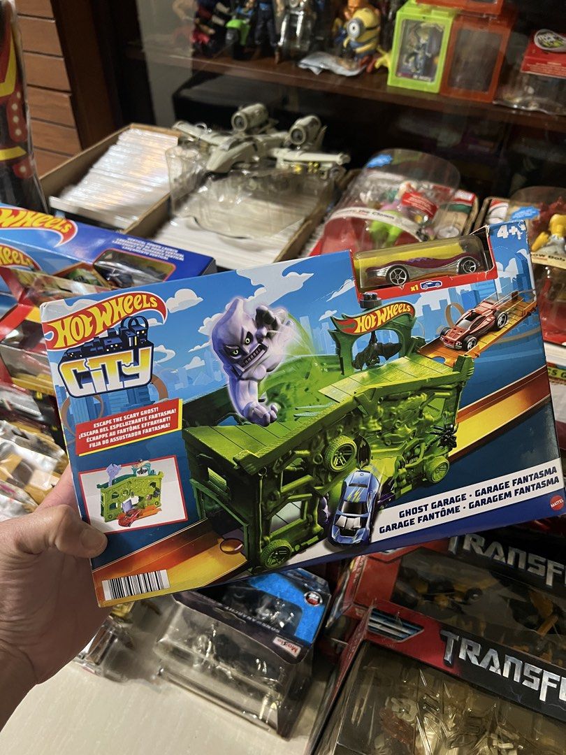 Hot wheels (Category: Vehicle & Diecast Models) located in Quezon City. Submitted by chloegbnsy (Listing ID 1462558249, Image 1). Description: The item shown in your hand is the Hot Wheels City Ghost Garage fold-out playset by Mattel..